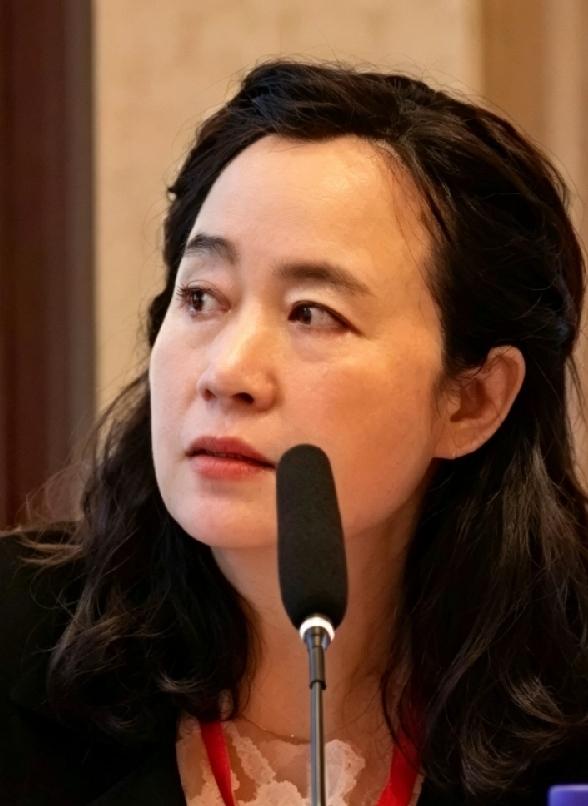 山西主任医师郎小娥，“10级美颜”证件照与本人真实长相照片对比。很神似，本人长得