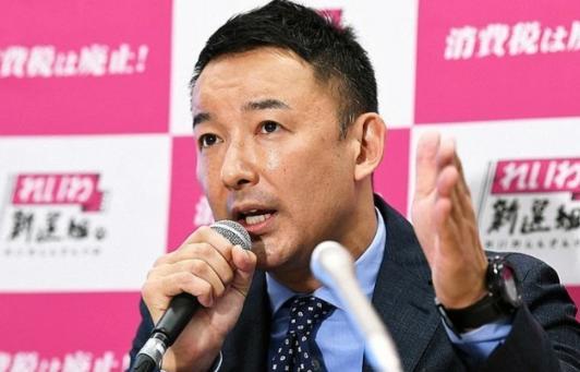 日本议员山本太郎撕碎