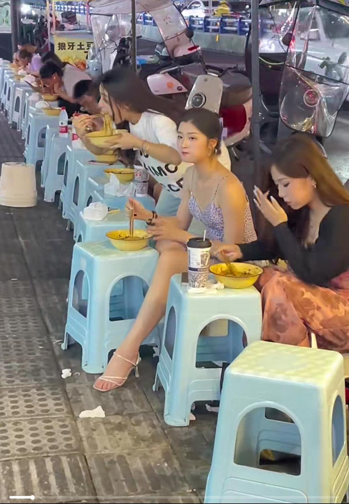 一个板凳就接待了？重庆还是一个乡村直辖市啊，乡土气息十足。跟饿了好几天一样，为