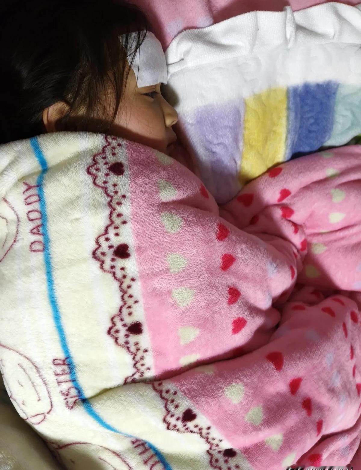 一家三口轮着发烧，饭没吃几口，药倒是吃了一堆。甲流来了，不讲武德，专挑娃和老人