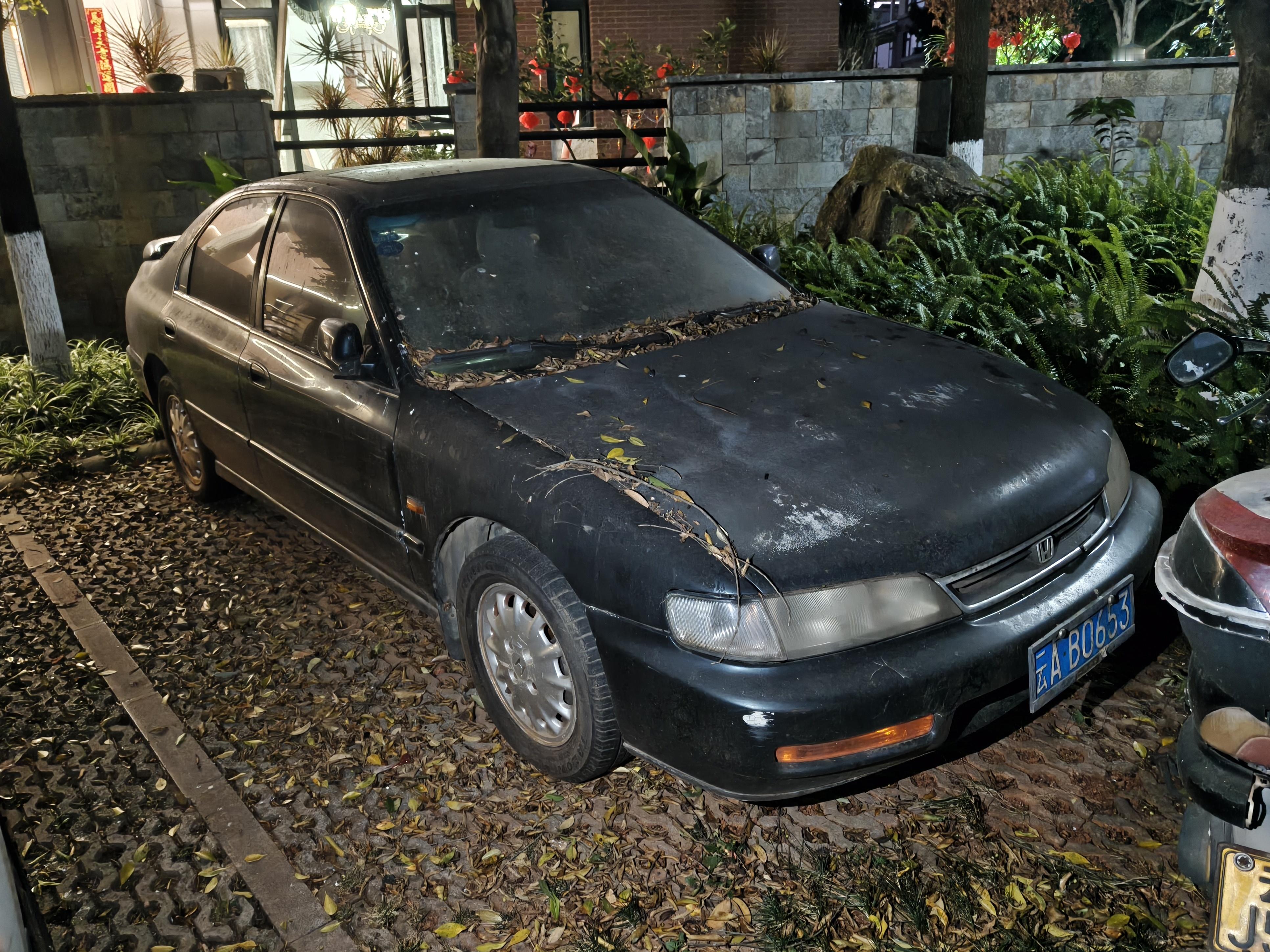 小区里还有个一手5代雅阁，只是漆面实在是……这些纯数字牌的2000年初汽车，让人