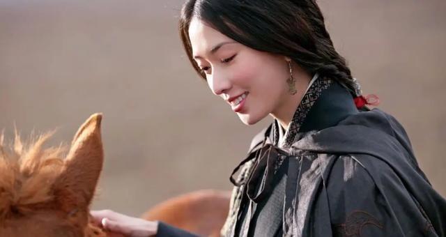 公元210年，周瑜因病去世，孙权来奔丧，看着周瑜5岁的女儿，说道：＂给我做媳妇吧