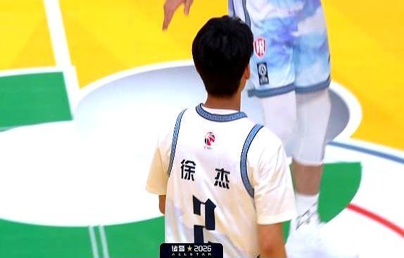 CBA全明星居然凑出了五个中锋的同场阵容。徐杰当“伪控卫”带着四个两米以上