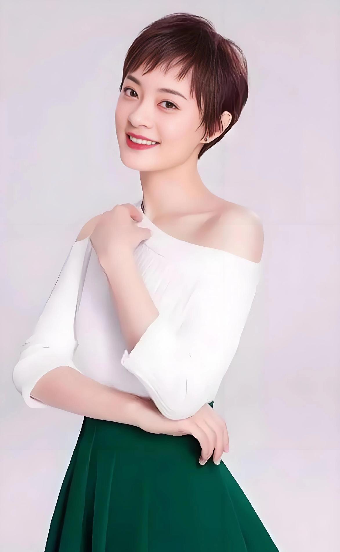 演员孙俪说：“在我妹妹小的时候，我和我妈妈带她出去玩，熟悉的人就会问，这哪来的小