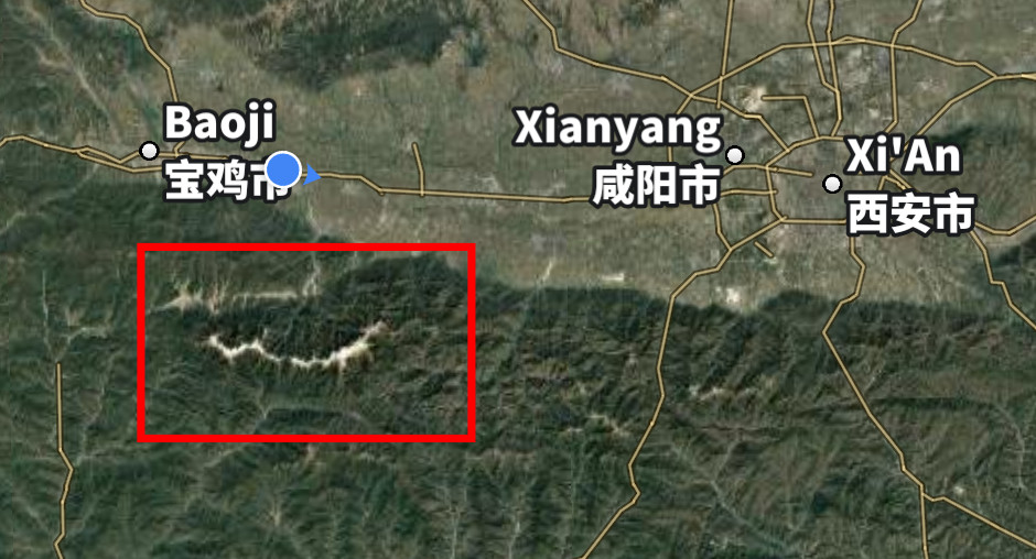 路过秦岭，可惜天色已晚，看不到了对了，我圈起来的这个山脊就是最抖音很火的那个，