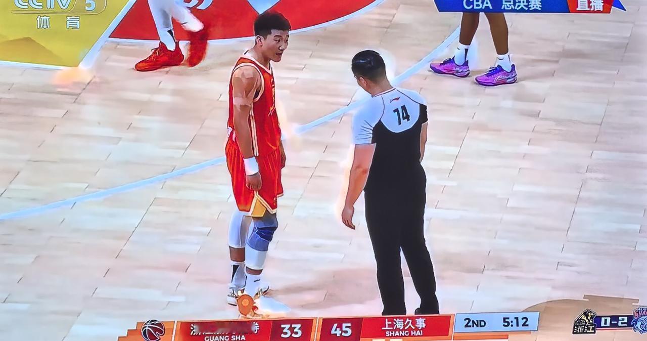 孙铭徽确实是有问题，几乎每个球只要吹他犯规就和裁判理论。而且动作显示他都伸手了。