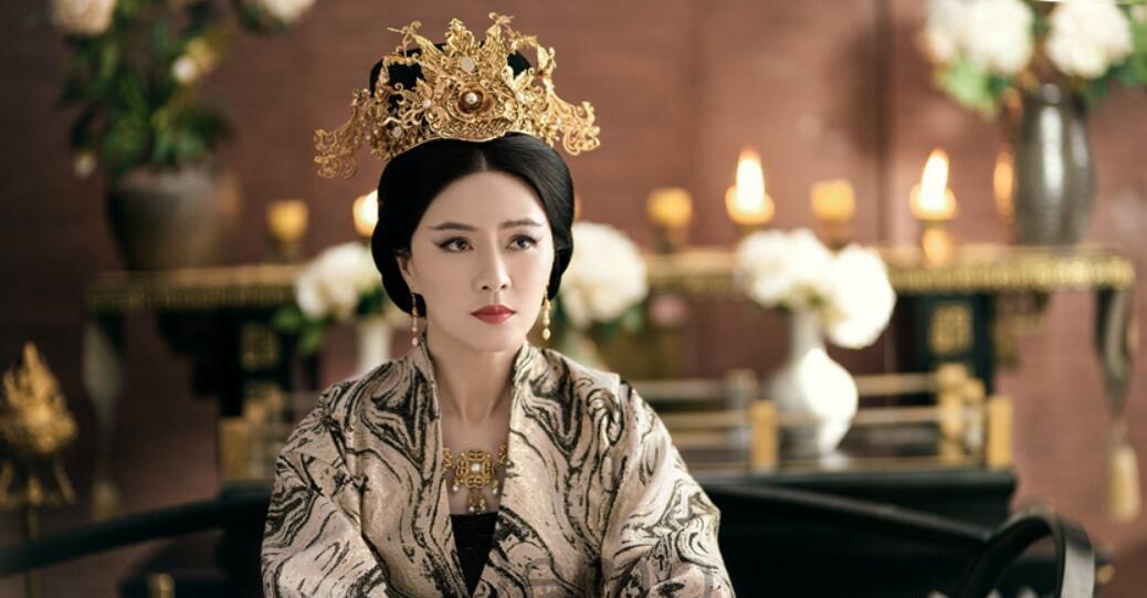 1191年，宋光宗洗澡时，瞧见一旁服侍的宫女露出的洁白细腻的肌肤，光宗见她指若春