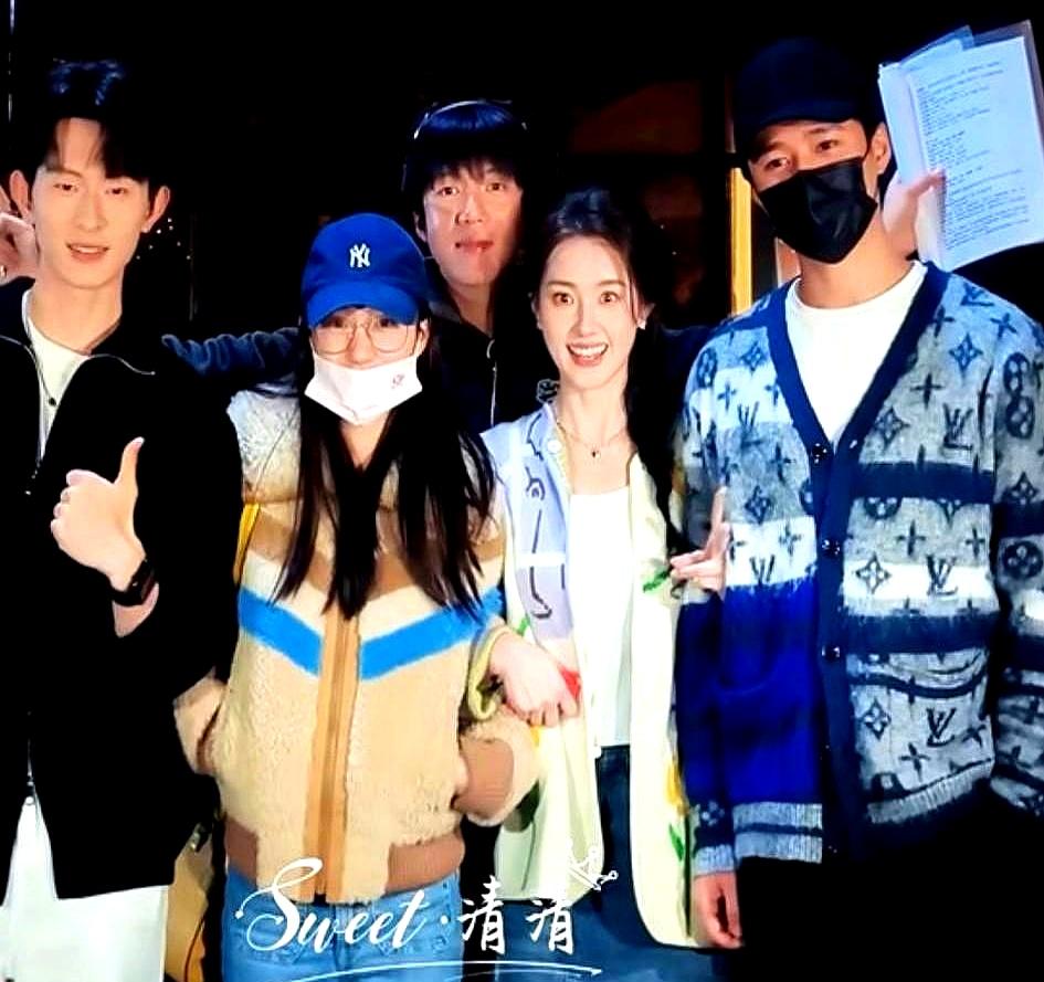 靠44亿爆剧翻身的短剧顶流郭宇欣，最近被两个老搭档探班，差距能惊掉你下巴。王