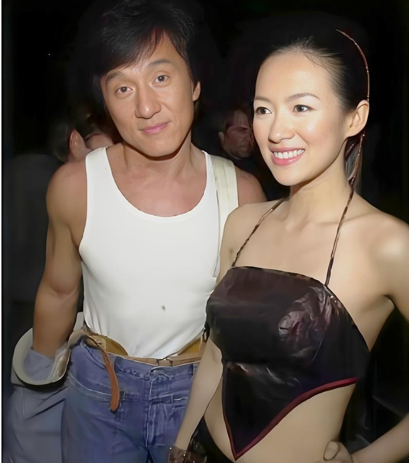 这事后来被《南方都市报》复盘过：成龙吊威亚拍戏动不了，章子怡随手喂颗提子，港媒切角一拍，“喂提子灌香