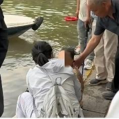 "看哭了！"5月14日济南大明湖，一女子刚被救上岸，浑身湿透，抖得像筛糠。旁边一