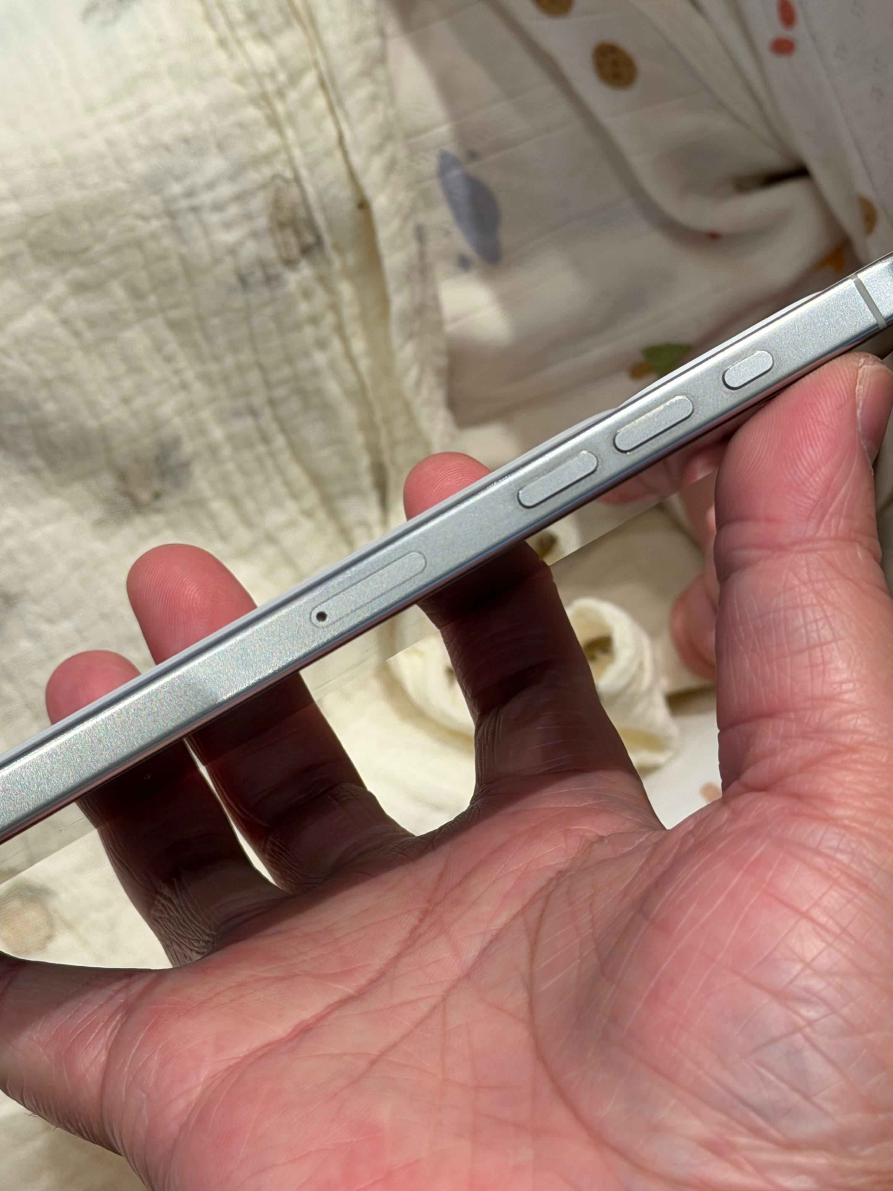 看看我这个半裸着用了半年多的iPhone16ProMax，边框还蛮新的，摔过磕