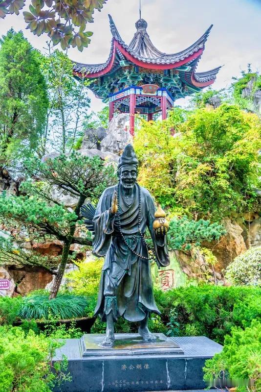 僧人并不都是智者。就说济公，他出身皇族后裔，是真实存在的历史人物。圆寂时留下24