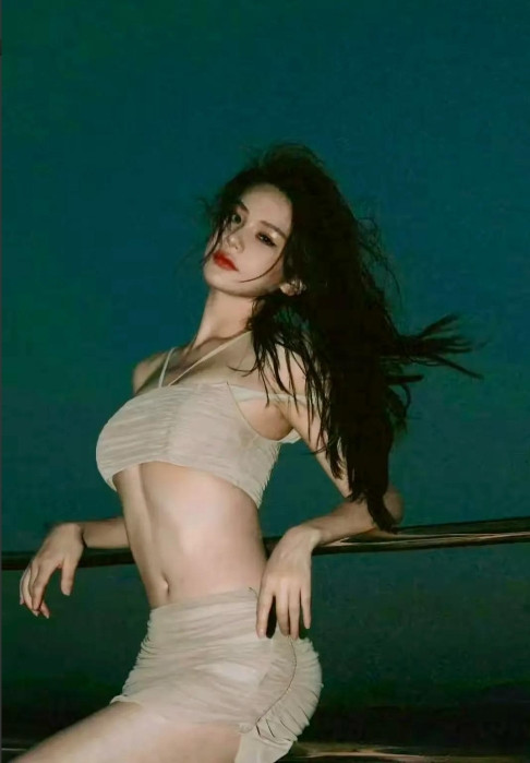 邱意浓大海写真，性感迷人