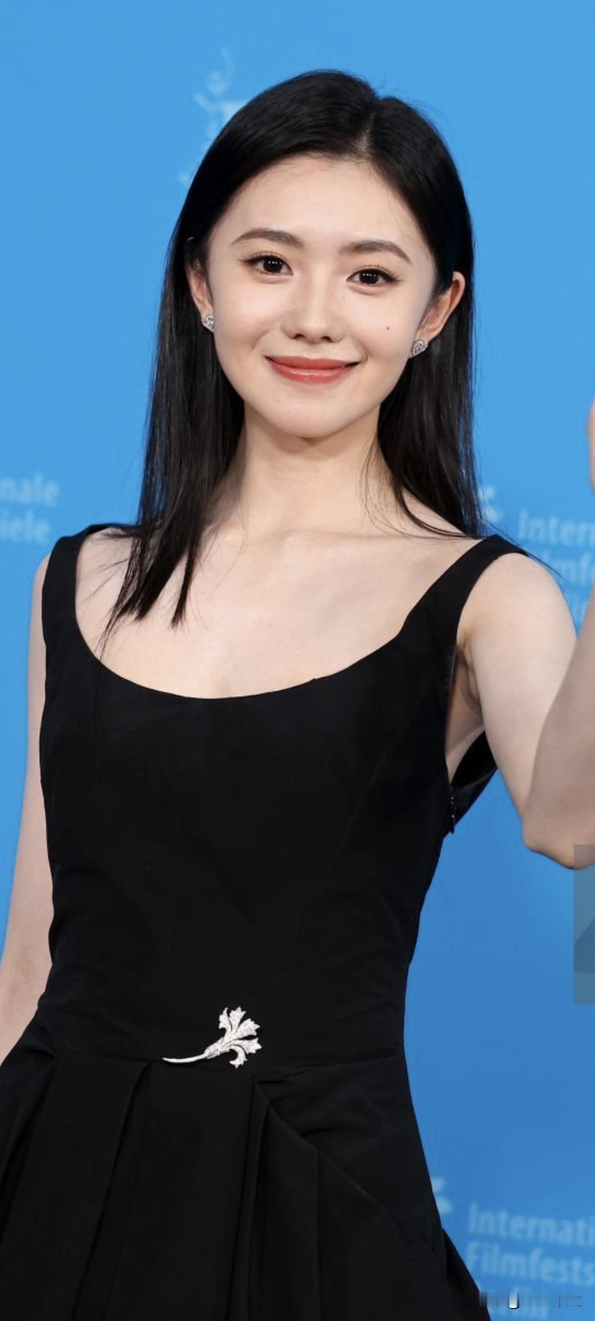 柏林电影节红毯生图​​​！每张都好美脸完全扛得住大场面啊。。真的好美……我当时