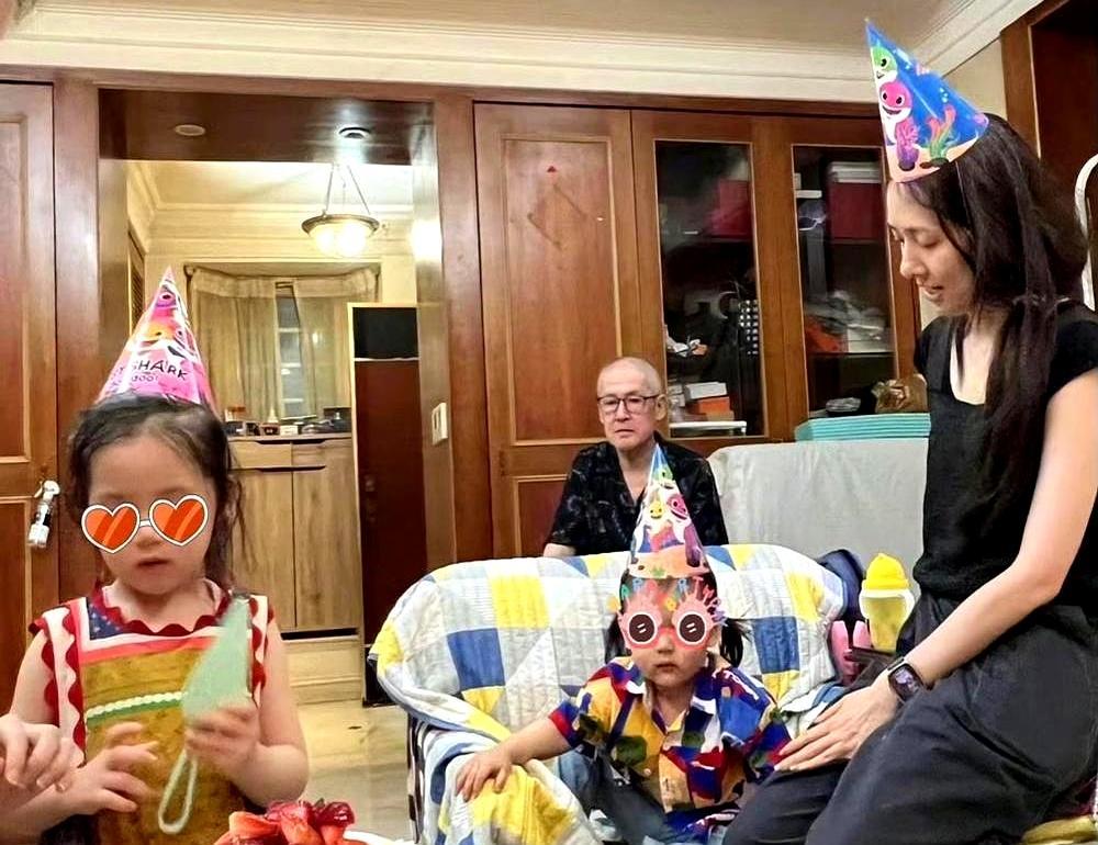 2个亿砸下去，票房146万。向佐捂着脸，从指缝里看郭碧婷。他那套“鼻梁指”