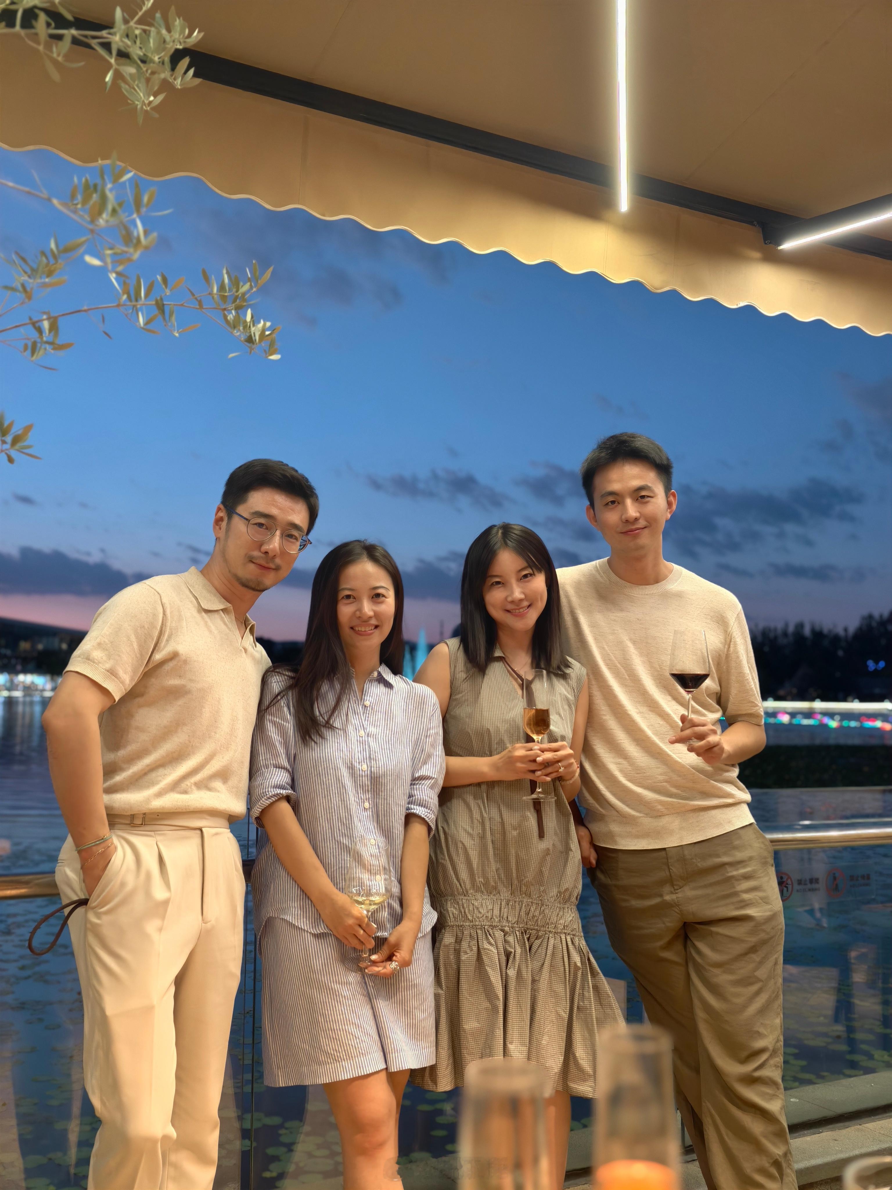 来昆明意外结识新朋友，机缘巧合去到对方家中。也碰到不少从上海移居昆明的人，谈及定