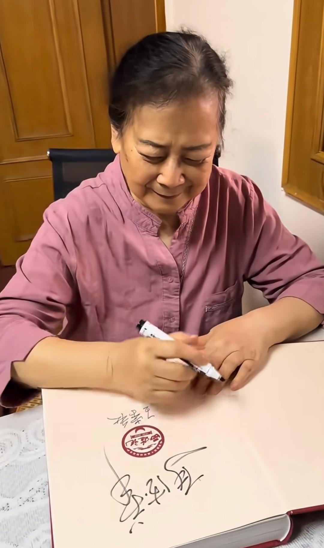 你能一眼就看出她是谁吗？看老人家都82岁了，哪像啊！就像60多岁的样子，还是慈眉