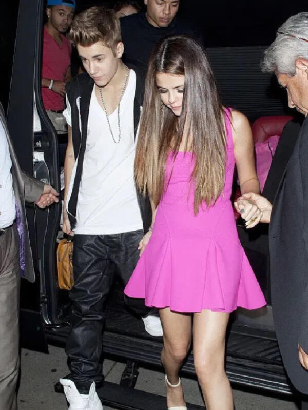 唉！发现自己总爱吃过期糖磕感觉比伯和赛琳娜在一起的照片都很甜很自然的状态和现