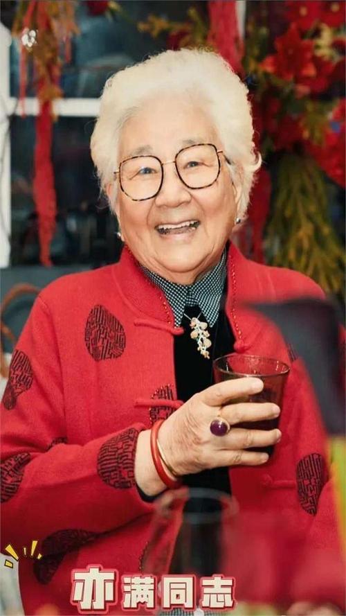 一个85岁妈妈，生病手术费需要60万元。儿子想放弃治疗，但是三个女儿不同意放弃妈