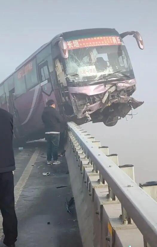 惊险！河南开封黄河大桥大雾致多车追尾，大巴车头悬空险坠河，6人幸免于难20
