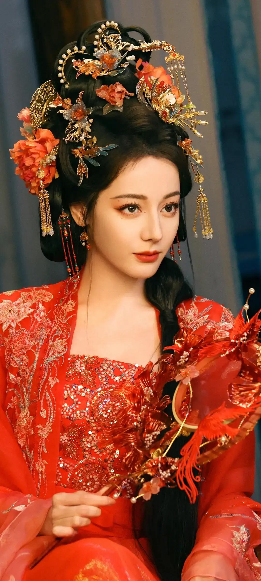 一袭朱红华服，满鬓金饰珠翠，迪丽热巴把中式古典美人的明艳与贵气拿捏得恰到好处重