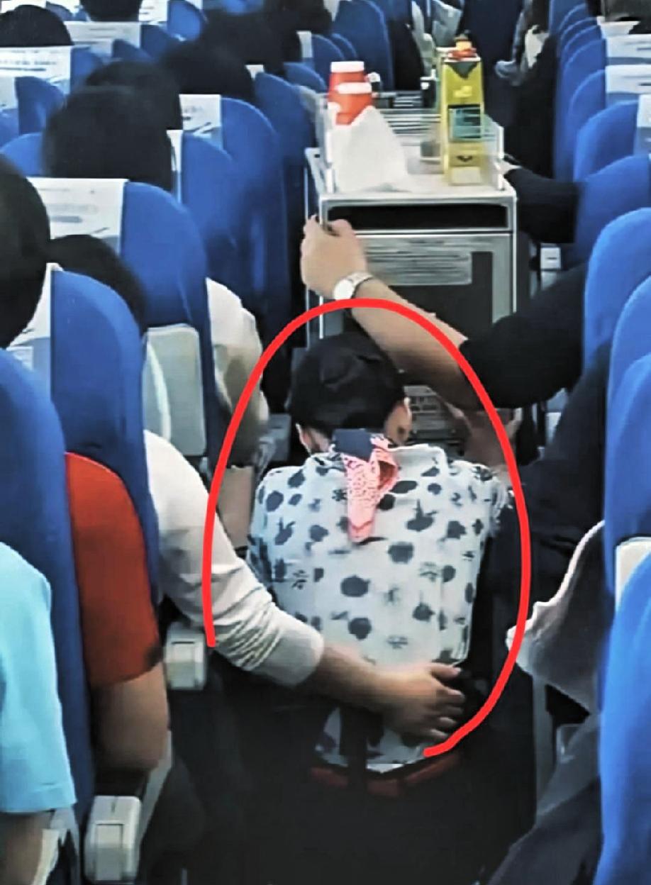 我有一种预感，东航女空姐向乘客下跪这事乘客将会出现这3种情况。第一，3天