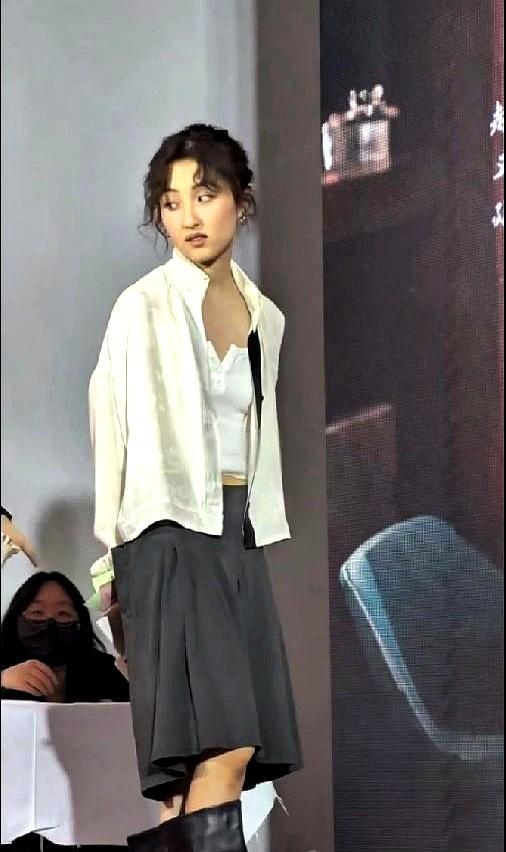 78斤的体重，39公斤的数字，张子枫在红毯上穿着20cm高跟鞋，幼态脸与消失的斜