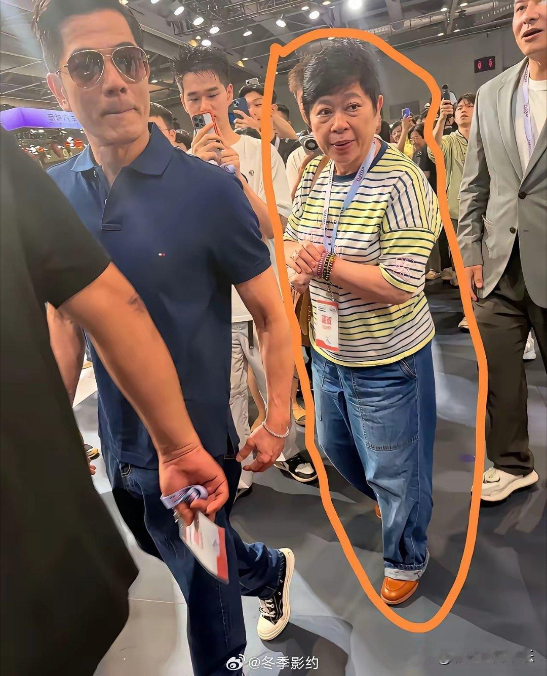 郭富城经纪人小美已经60多岁了，本以为是什么明艳大美人没想到就是普通大妈。她年轻