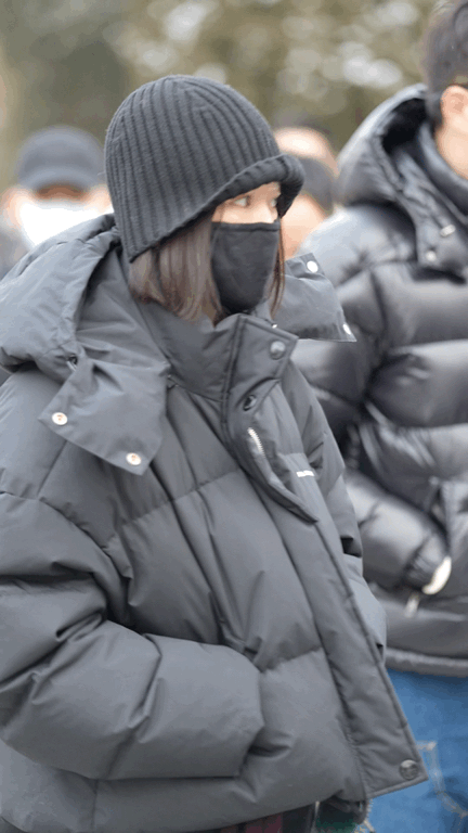 秦岚现身马年春晚彩排即使裹成“小熊”也藏不住优雅气质！秦岚踏雪参加联排，低调