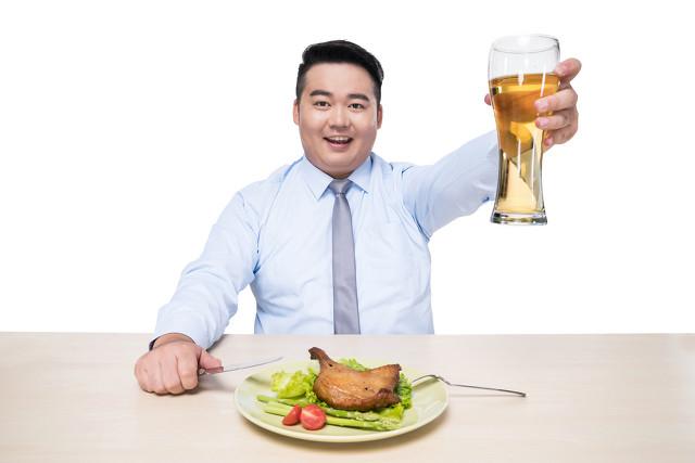 天气变冷，医生叮嘱高尿酸患者：宁可打打麻将，也别轻易做这4事一到冬天，手脚冷