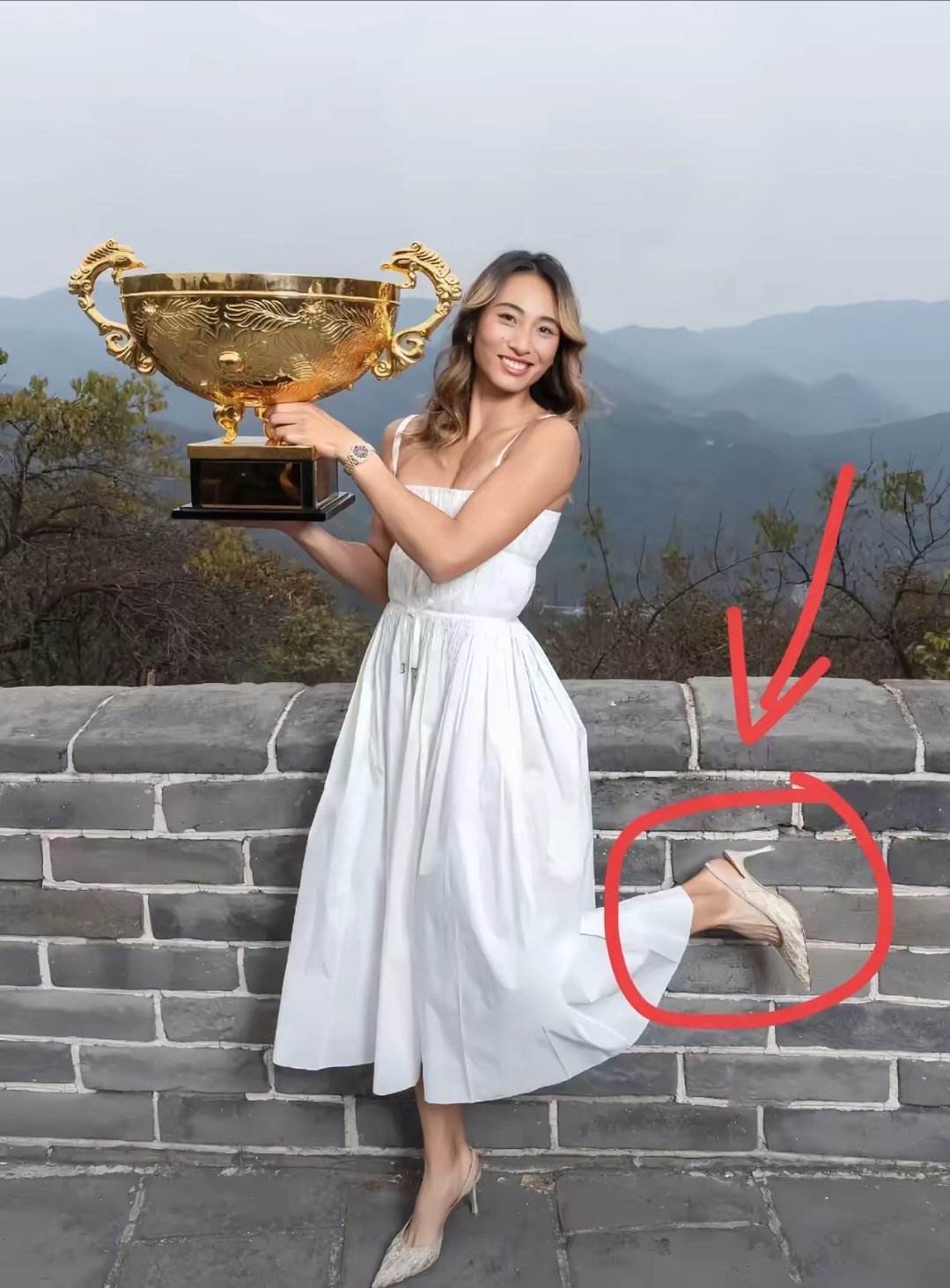 钦文在长城上穿着45900元的裙子和17000元的鞋子，我的注意力却全在她露出的