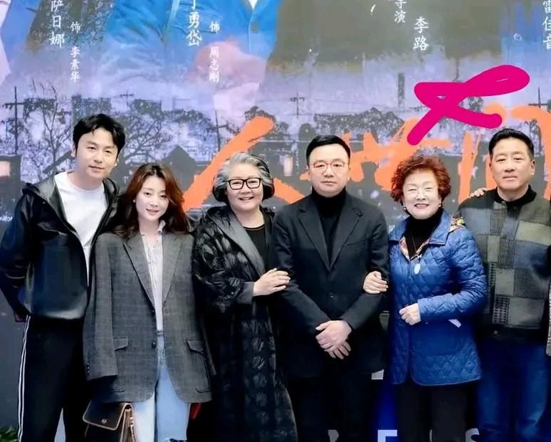 的演员合影，雷佳音，殷桃，萨日娜，其他三位不知道叫什么名字？
