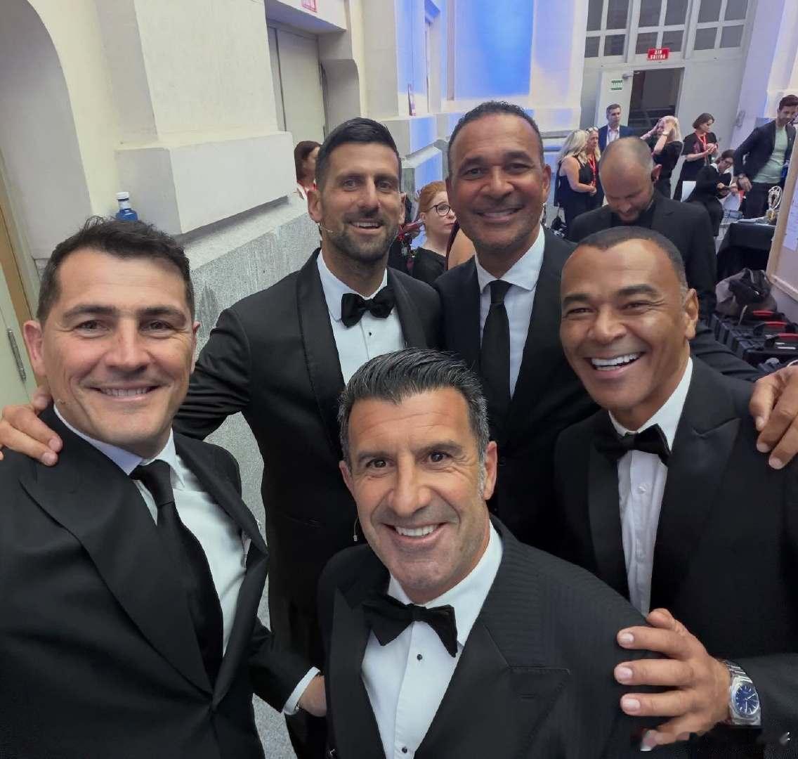 德约合影一众足坛传奇2026年劳伦斯世界体育奖颁奖典礼，德约科维奇搭档谷爱凌主