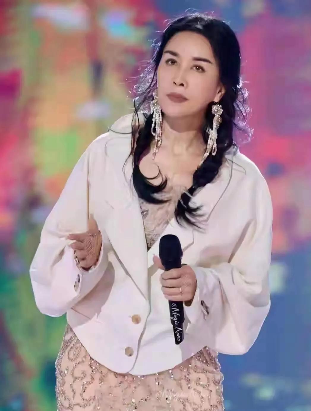 笑不活了！那英这是偷穿了孙女的衣服？救命！那姐这波直接杀疯了！谁能想