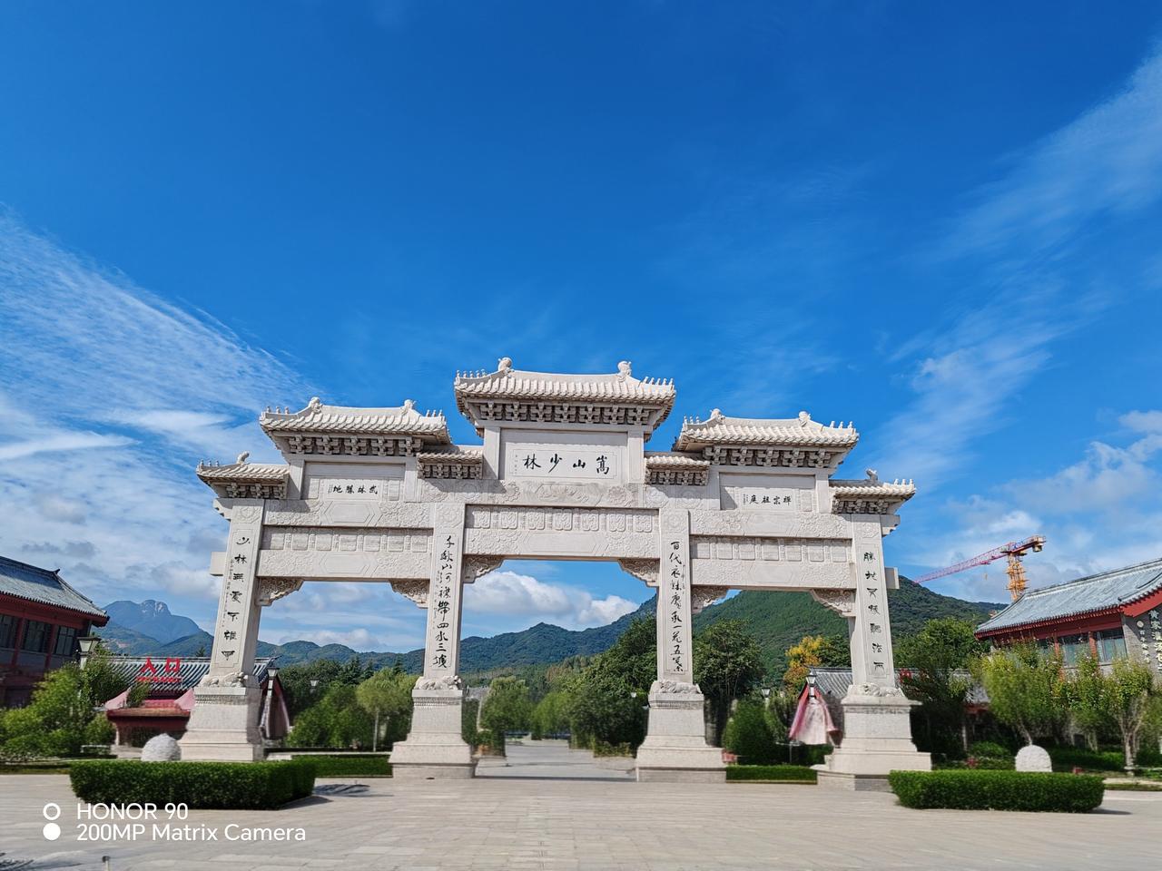 登封·嵩山少林踏入这座千年古刹，在熙攘人流里看完武术展演，忍不住连声赞叹！静