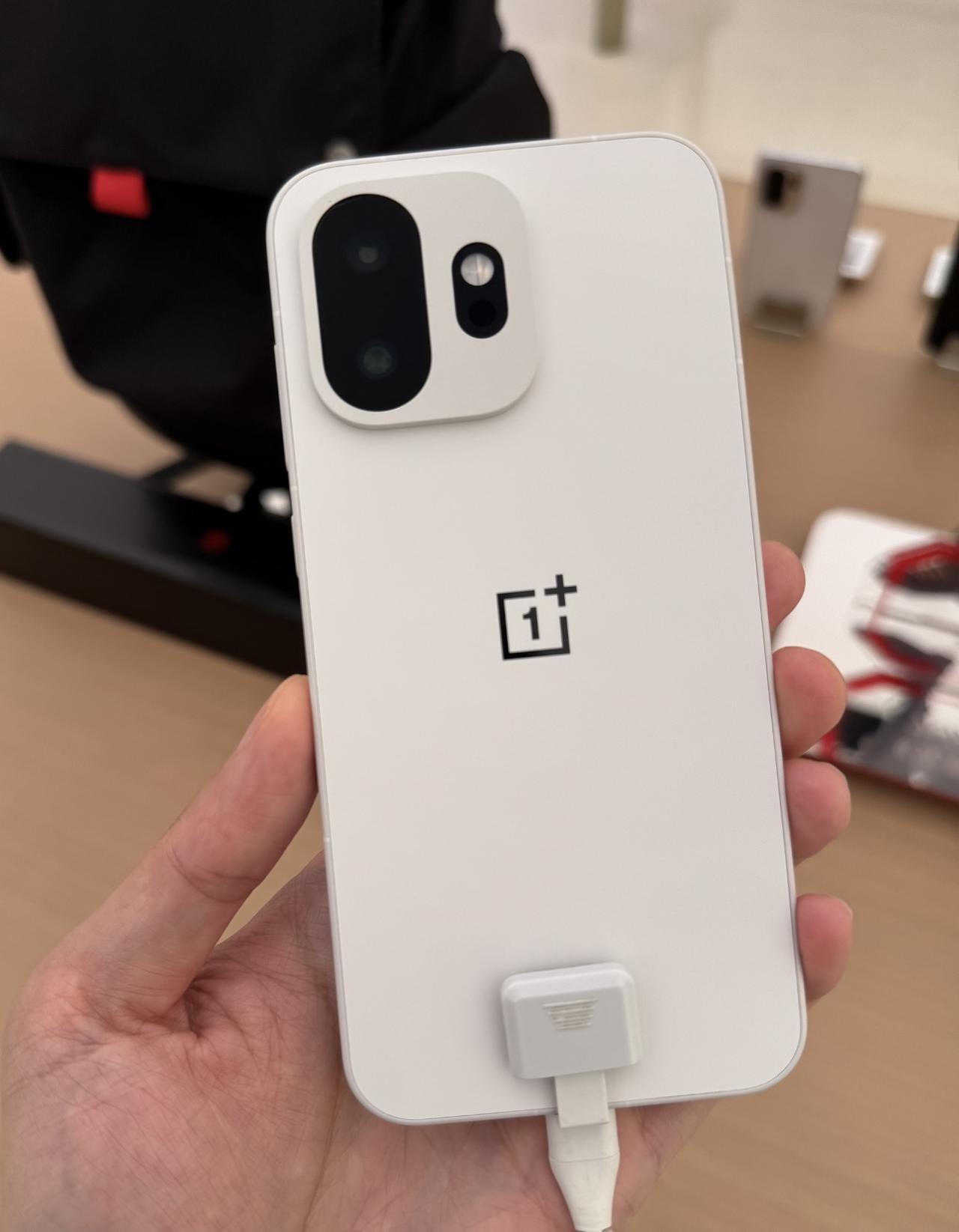 看了一下，一加15T从官方预热到开发布会，刚刚一个月。超长预热已经成为近年来一加