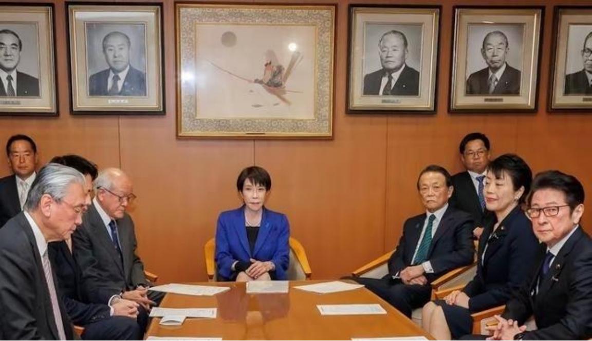 高市早苗辞职！当地时间2月18日上午，日本政府召开内阁会议，高市早苗内阁集体辞职