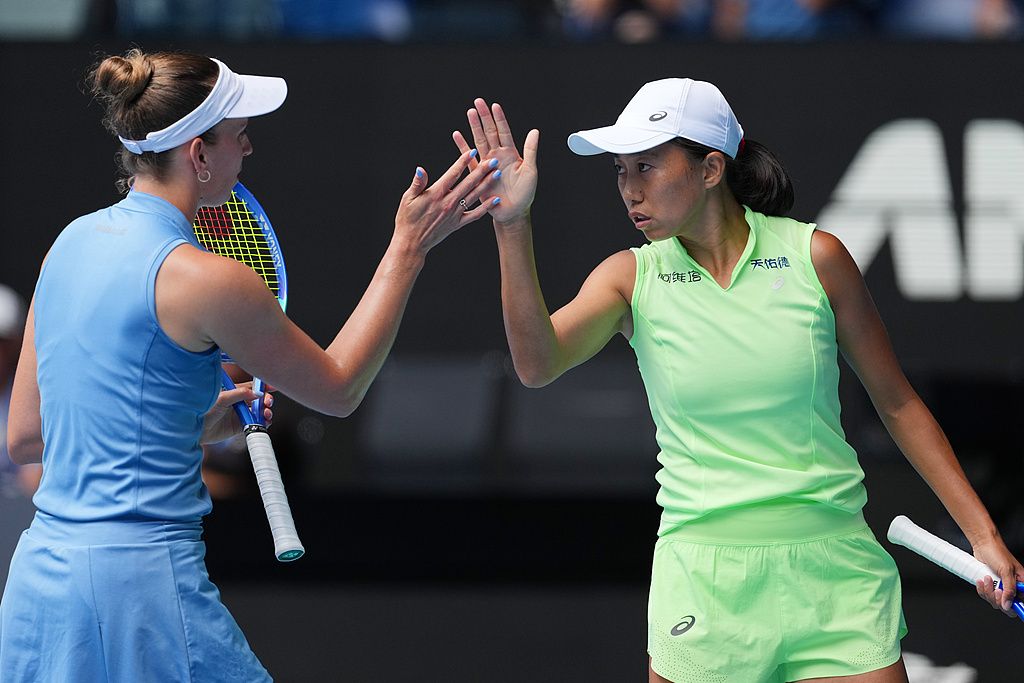 张帅携手梅尔滕斯勇夺2026澳网女双冠军 大满贯三冠王诞生