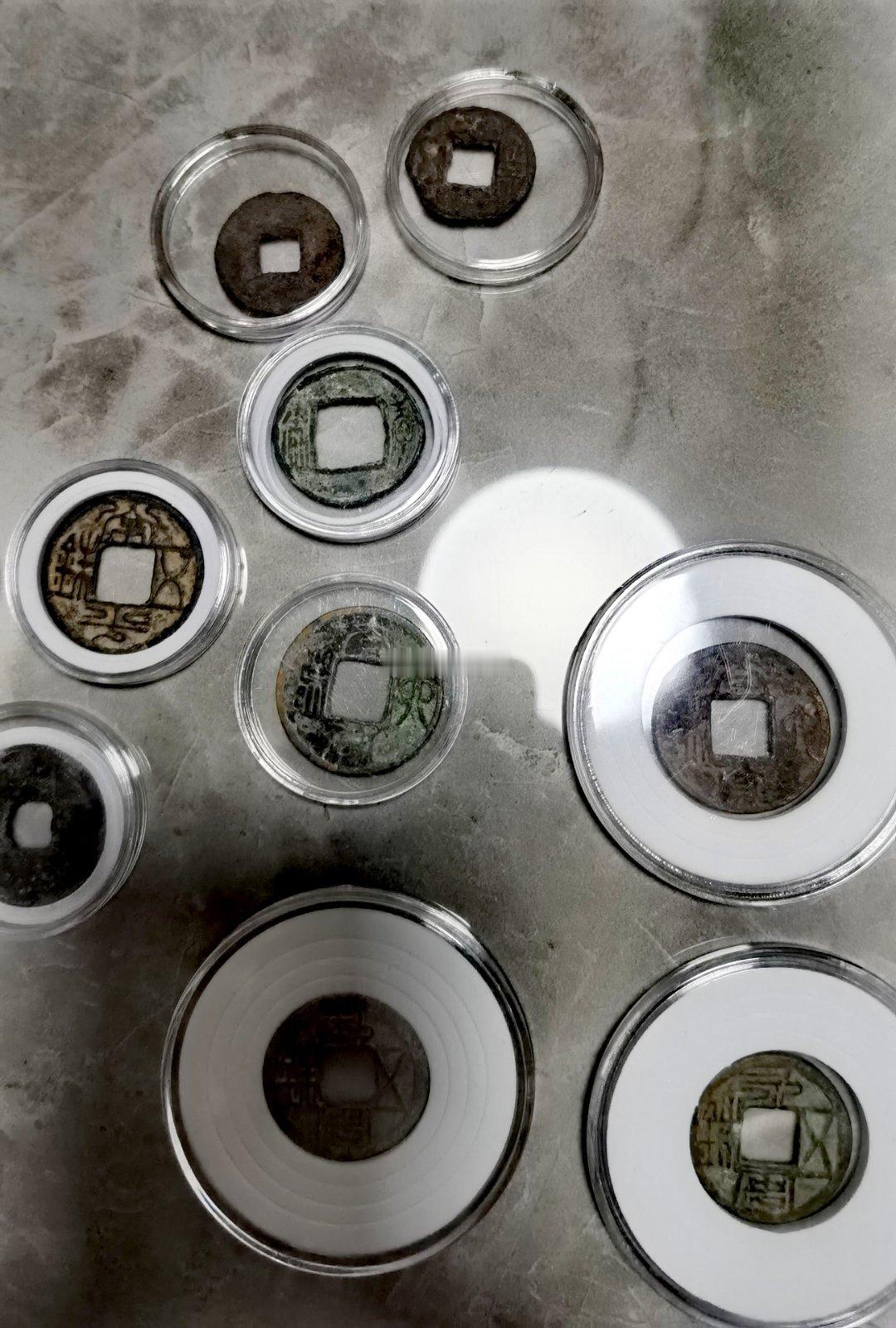 师爷收藏的一些南北朝时期的古钱币。南北朝，百年乱世，每一款钱币背后，都有一段尘封