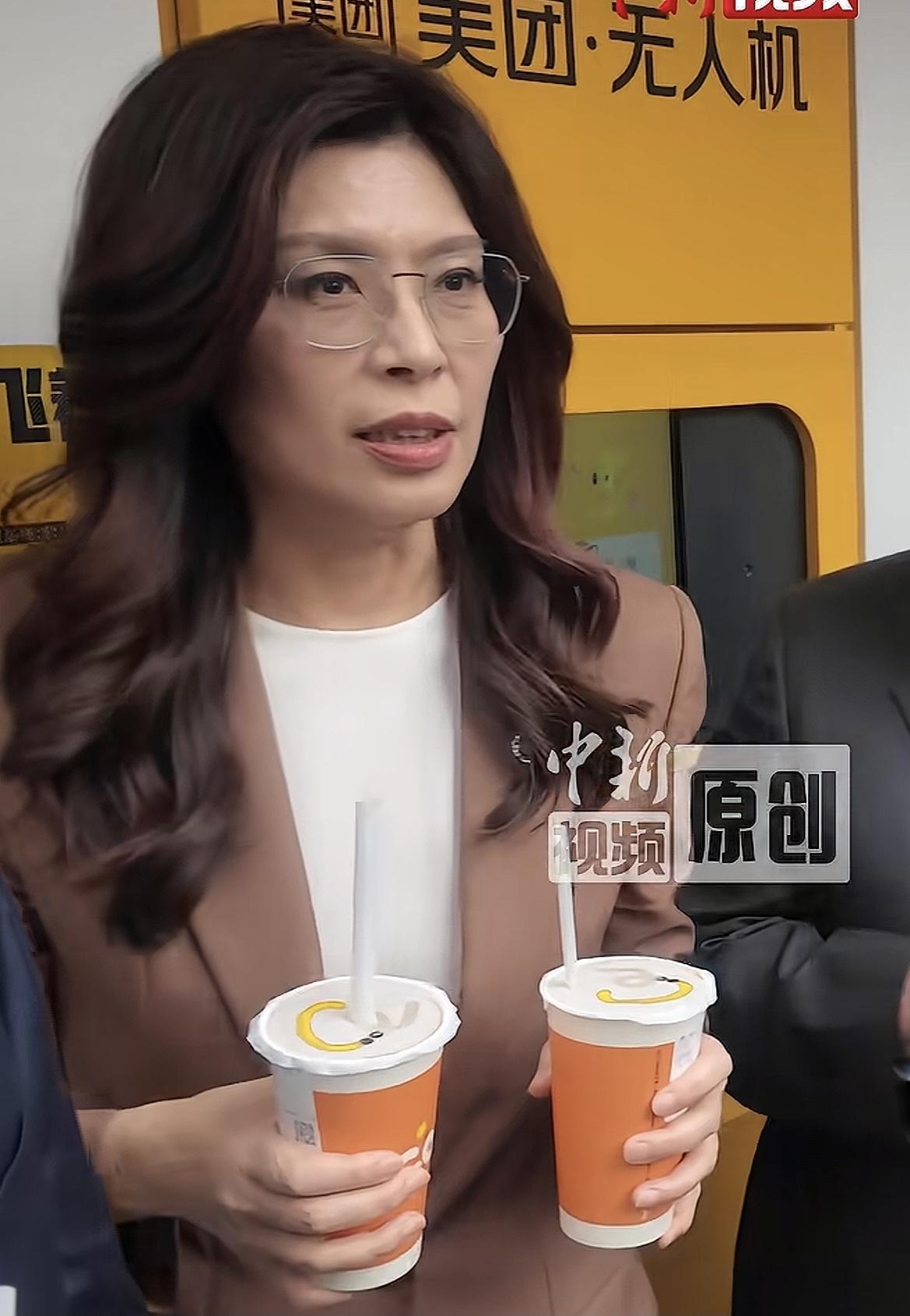 郑丽文，这波太圈好感了！在上海体验“下单”无人机送外卖的郑丽文，脸上的震撼兴奋