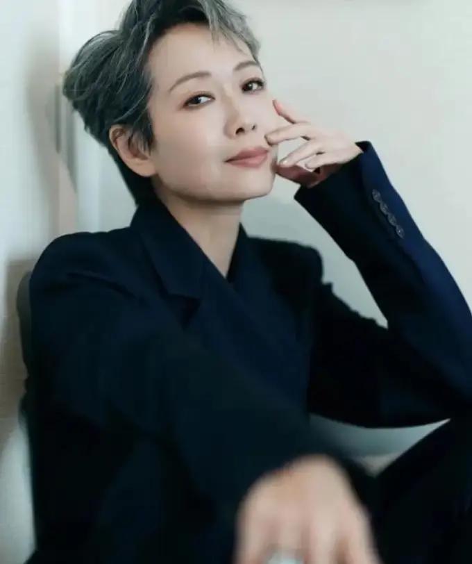 影后哥哥当保安同父异母，见面三次，零联系。香港街头，六十岁的李中宁穿