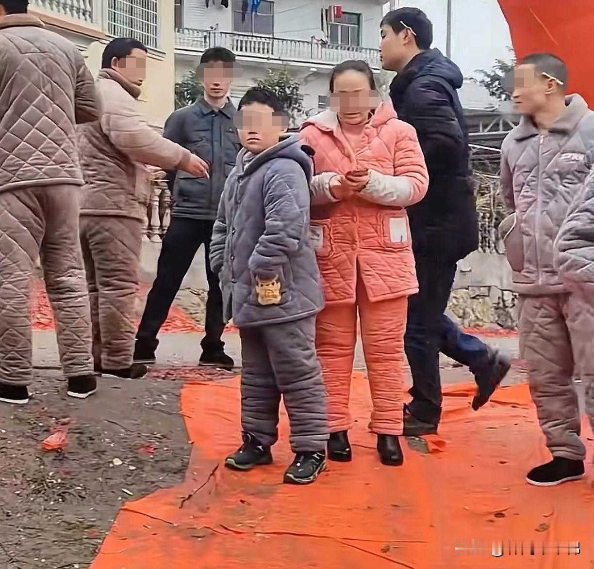 是不是羽绒服在湖南都卖不掉啊，出门人人都是省服裹身[捂脸哭]