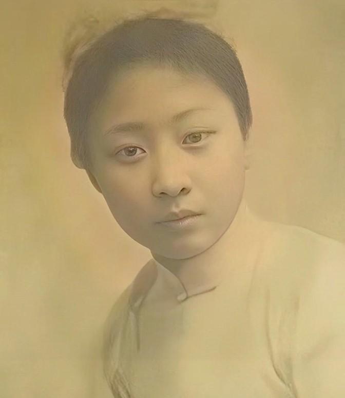 1925年，27岁露兰春从57岁黄金荣的房间出来，满脸嫌弃的去洗手间洗漱，事后，
