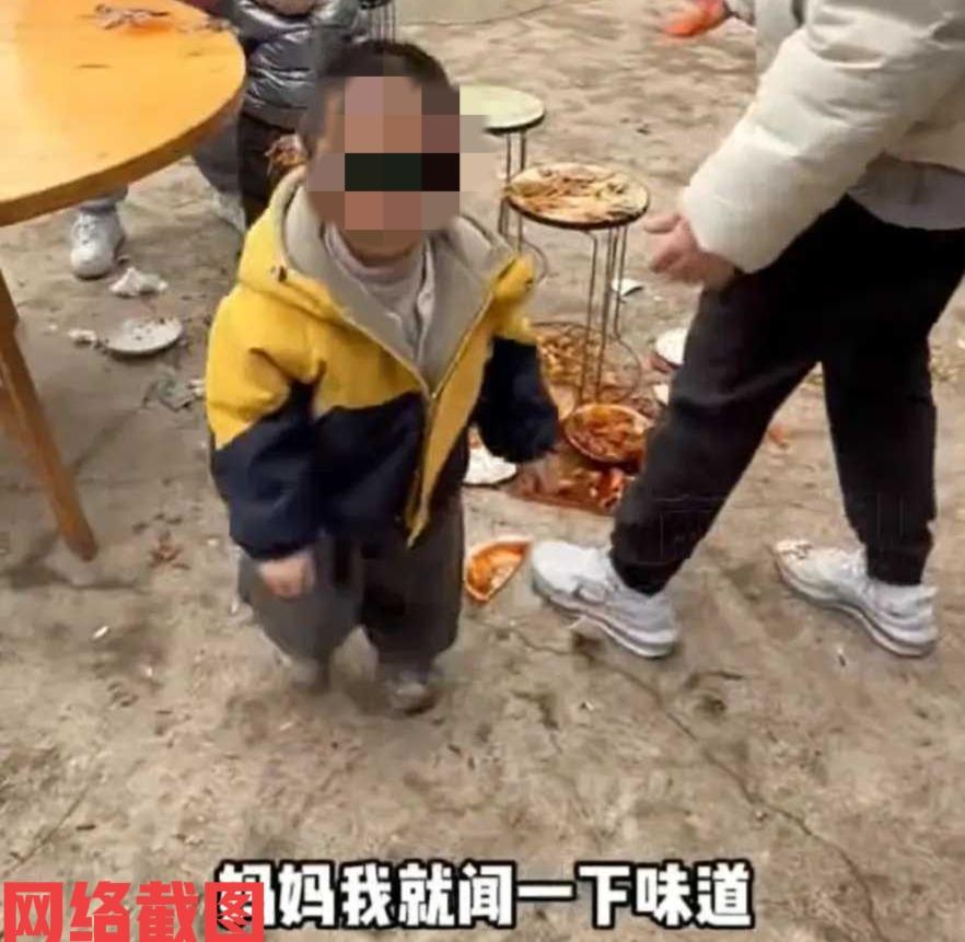 四川雅安有父母带儿子在农村吃席。在吃席期间这孩子也是顽皮，在一道菜上桌前想要