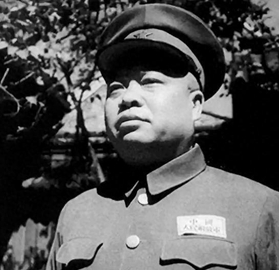 赖传珠将军病逝，4架战机护送骨灰抵京，2位元帅携3大将及15位上将亲临机场迎接灵
