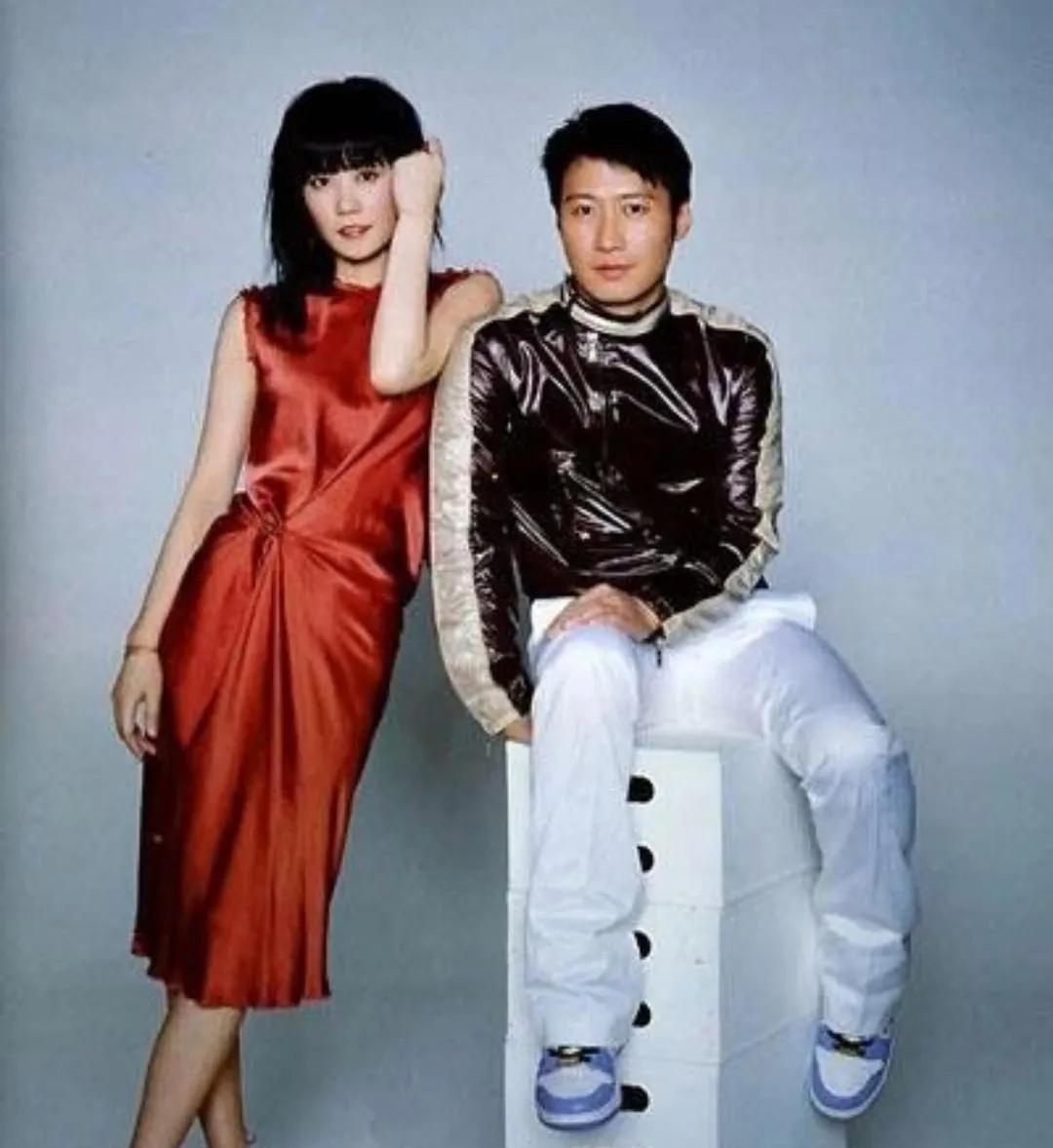 王菲和黎明的合照，第一张好搞笑，看着黎明像个小孩子。#王菲##明星黎明#