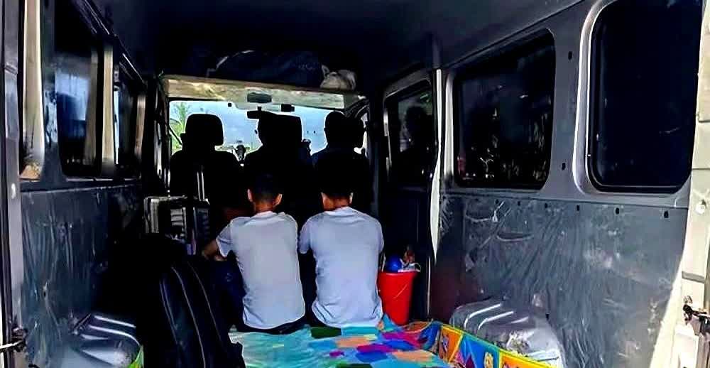 江西赣州，一司机为了方便，把面包车改成“房车”，被民警拦下，发现后面车座被拆除，
