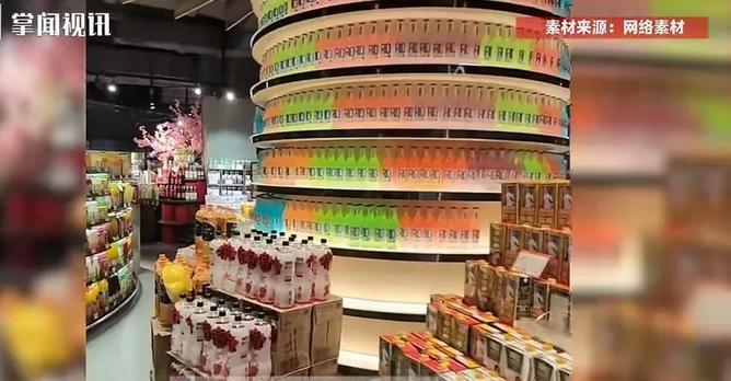 上海，一老太去超市二楼检纸箱，进入超市后，私自乘坐超市内部员工使用的客梯上到2楼
