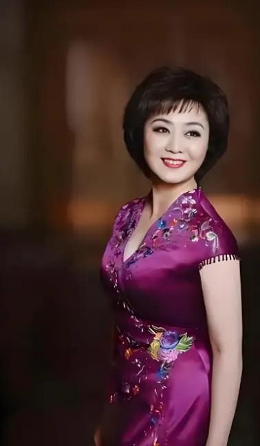 她可是京剧界梅派“四大美女”！李胜素长得美，有气质，朴实无华！不足之处，未结婚