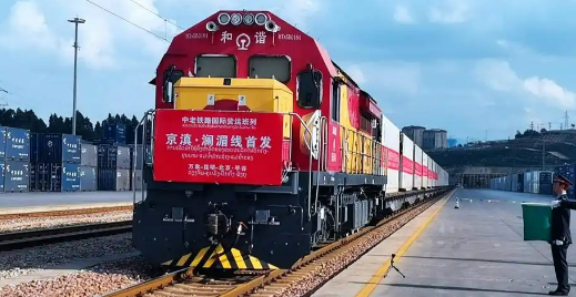 老挝其实挺敞亮，为了修这条中老铁路把国库掏空了，中国一看主动来投奔的，那不能亏待